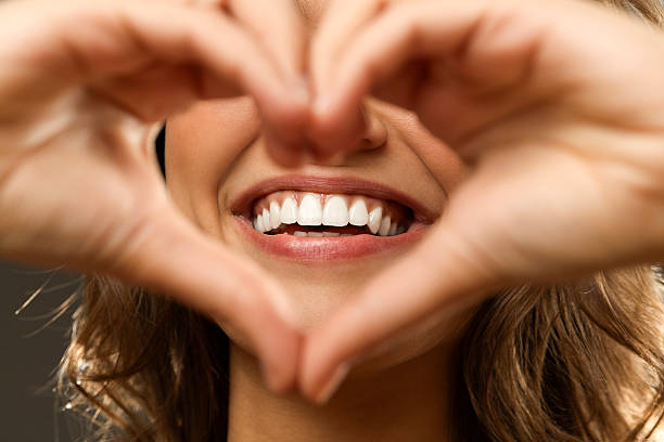 schönen lächeln - menschlicher zahn stock-fotos und bilder