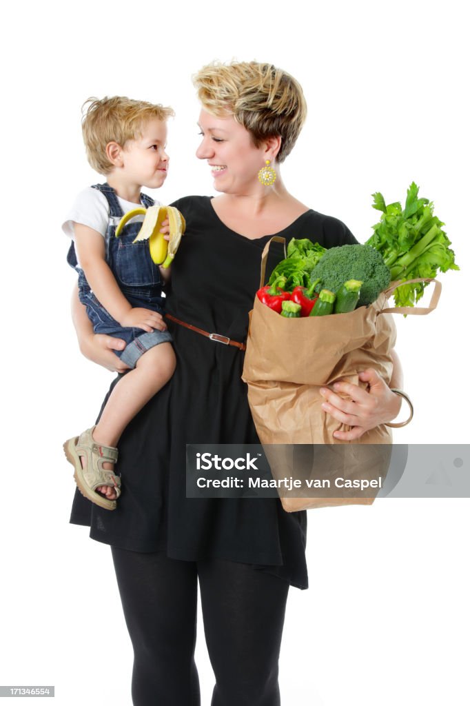 Felice giovane madre figlio &-Shopping dispensa - Foto stock royalty-free di 25-29 anni