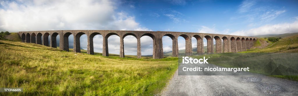 Viaducto de Ribblehead en los valles de Yorkshire, Inglaterra. - Foto de stock de Yorkshire libre de derechos