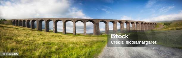 Viaducto De Ribblehead En Los Valles De Yorkshire Inglaterra Foto de stock y más banco de imágenes de Yorkshire