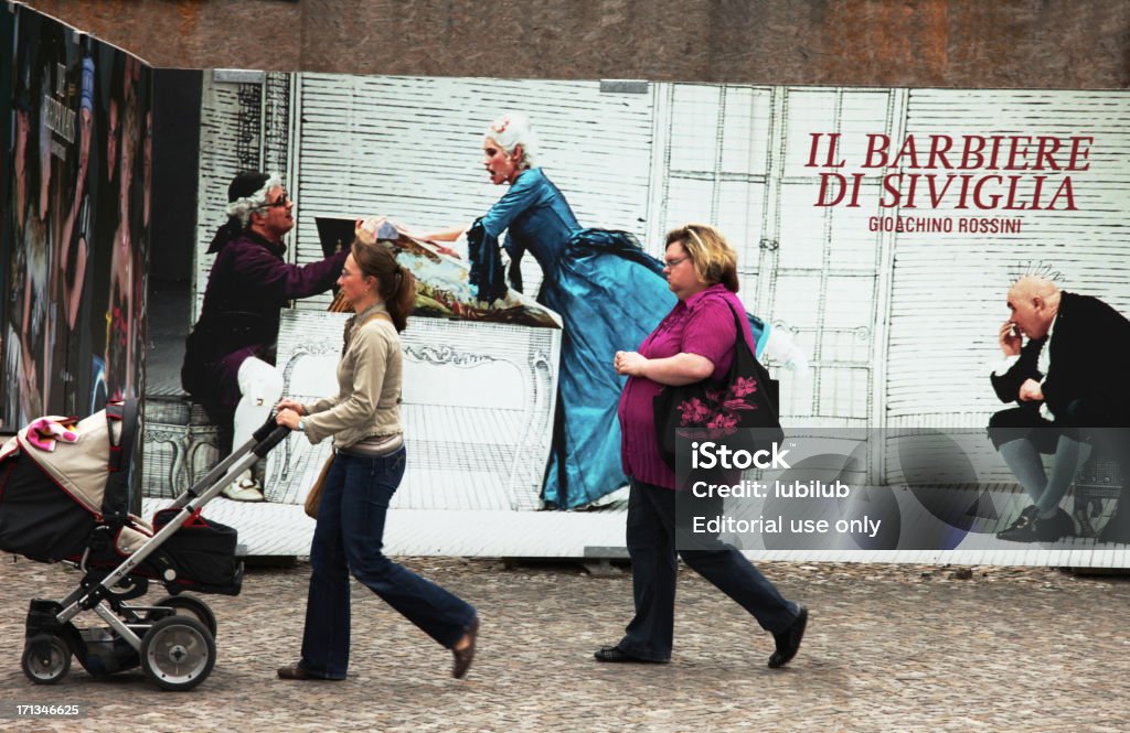 Две женщины, мимо огромной плакат в Берлине, Германия - Стоковые фото Афиша роялти-фри