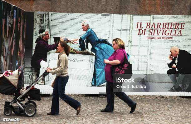 Две Женщины Мимо Огромной Плакат В Берлине Германия — стоковые фотографии и другие картинки Афиша