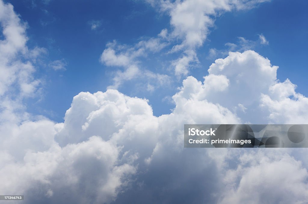 Drammatico cielo nuvoloso - Foto stock royalty-free di Nube