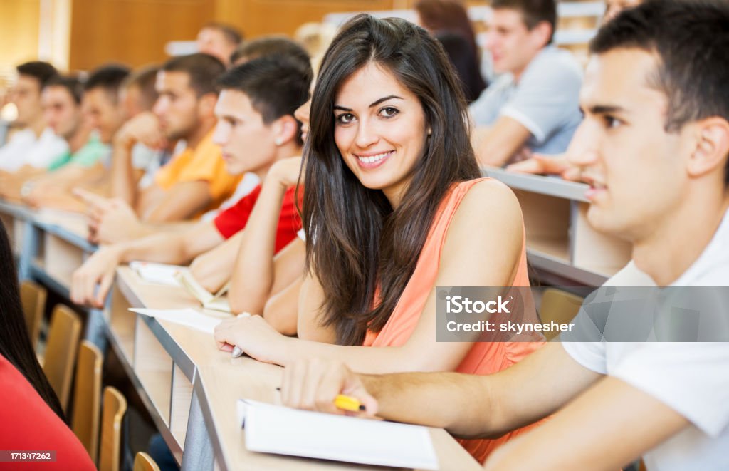 Alegre los estudiantes en la universidad Anfiteatro - Foto de stock de Adolescencia libre de derechos