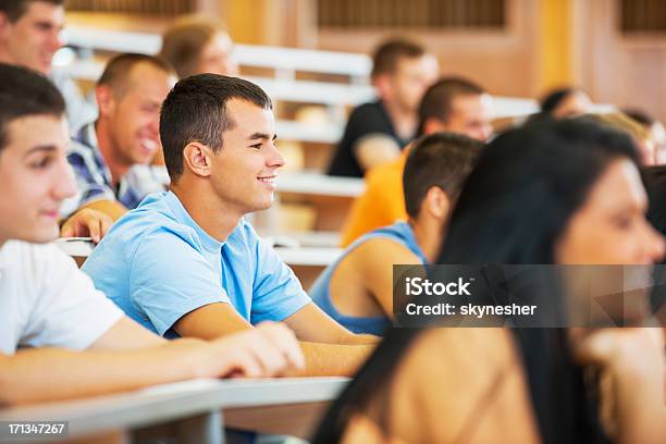 Estudiantes Universitarios En Salón De Disertación Foto de stock y más banco de imágenes de 20 a 29 años - 20 a 29 años, 20-24 años, Adolescencia