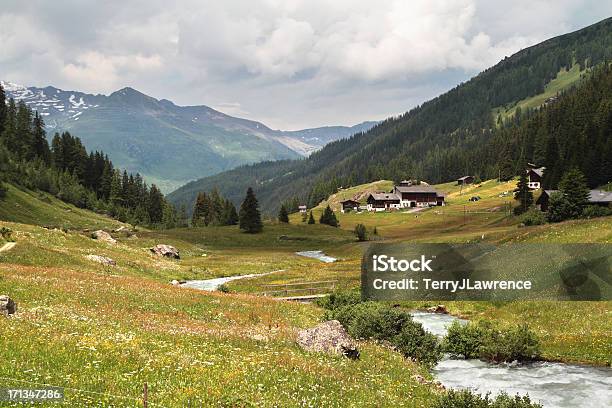 Dischma ヴァレイダボスグラウビュンデン Switzerland - スイスのストックフォトや画像を多数ご用意 - スイス, ダボス, シャレー