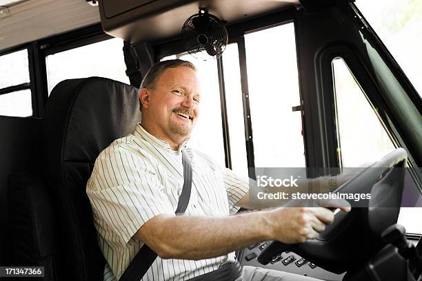 Conductor De Autobús Foto de stock y más banco de imágenes de Conducir - Conducir, Autobús, Autobús de colegio