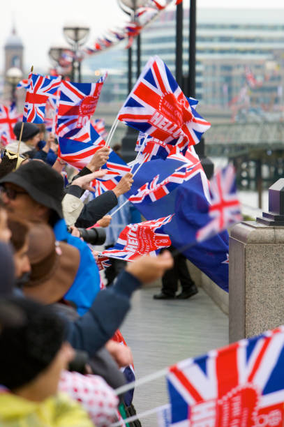 union jack flags at the queen's алмазный юбилей pageant реку - queen jubilee crowd london england стоковые фото и изображения