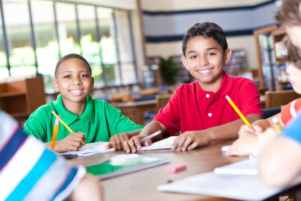 feliz criança de escola primária de alunos na escola fazendo teste - schoolboy relaxation happiness confidence imagens e fotografias de stock