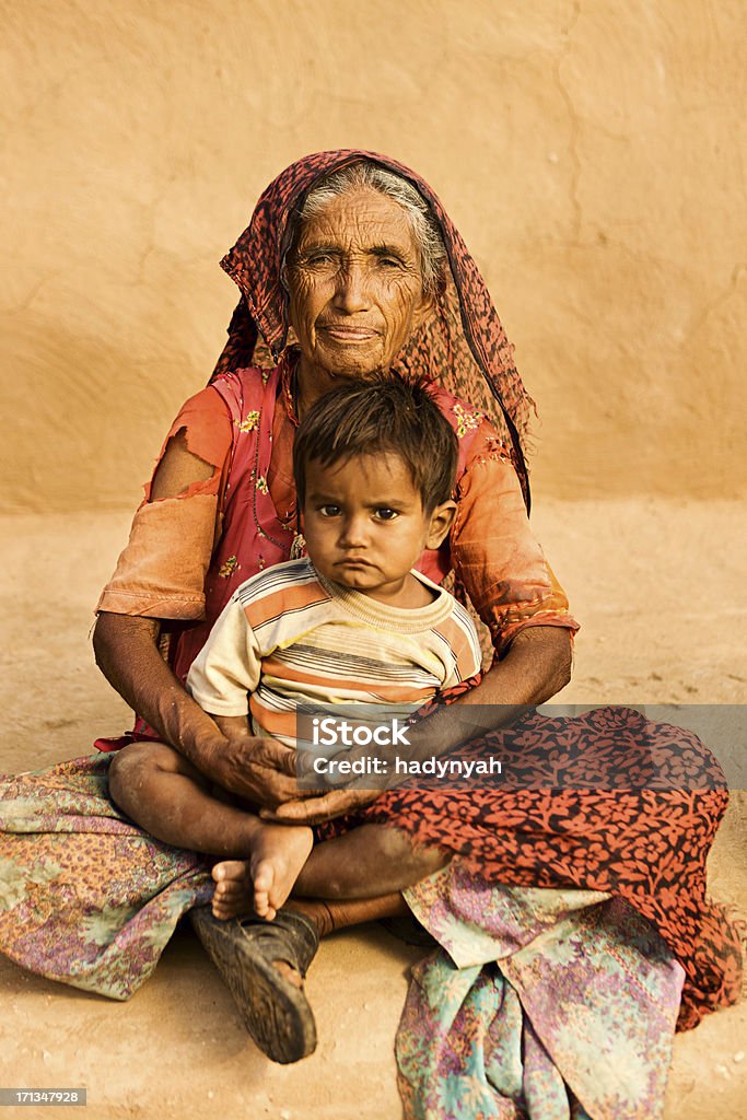 Indian Femme avec son petit-fils - Photo de Bébé libre de droits