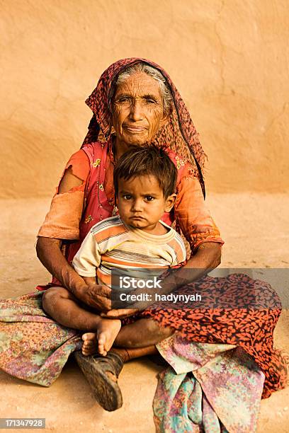 インドの女性彼女の孫 - シニア世代のストックフォトや画像を多数ご用意 - シニア世代, 住宅, 前にいる