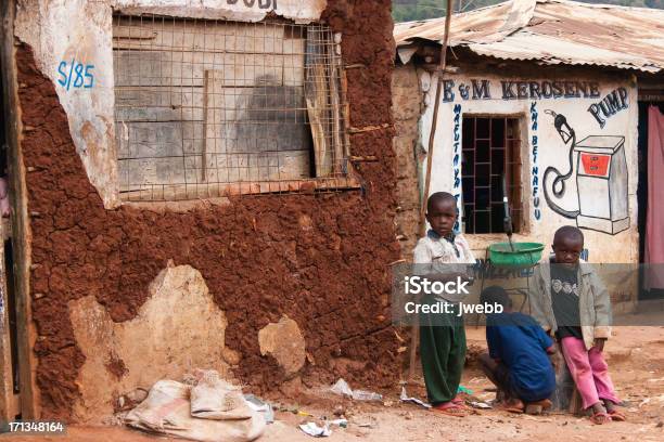 Foto de Meninos Venda De Combustível De Um Africano Favela e mais fotos de stock de Favela - Área Destituída - Favela - Área Destituída, África, Kibera