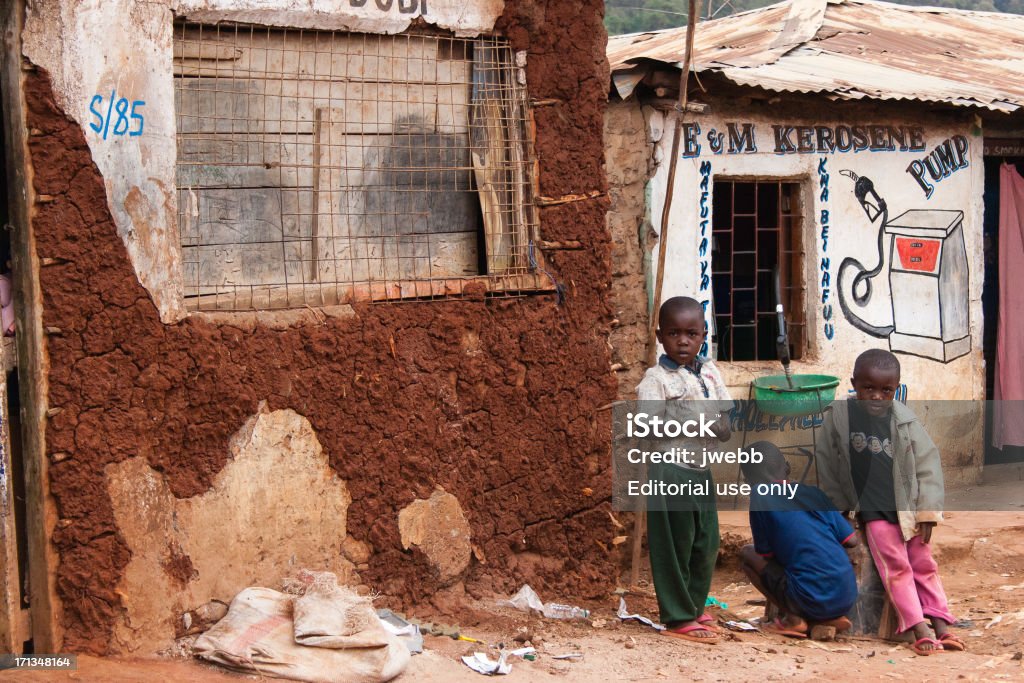 Мальчики продавать бензина в африканском Трущоба - Стоковые фото Трущоба роялти-фри