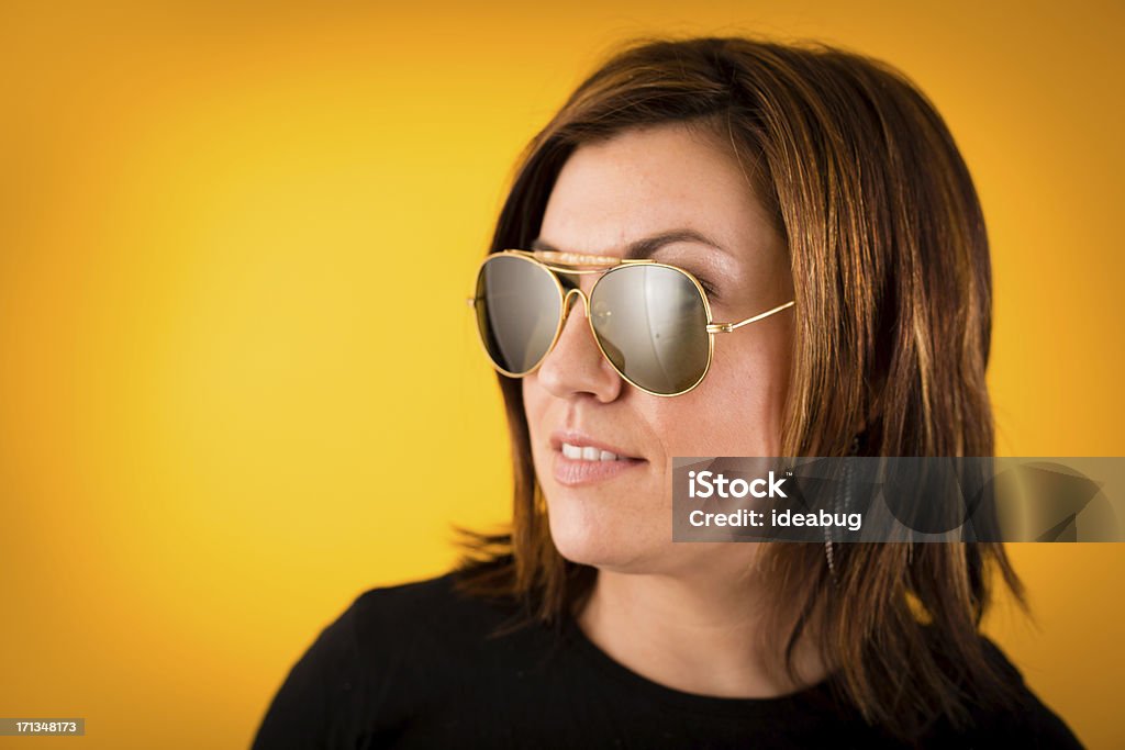 Profil Młoda kobieta modelowania, okulary przeciwsłoneczne Vintage - Zbiór zdjęć royalty-free (25-29 lat)