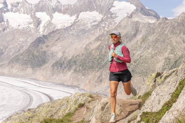 trailrunnerin erklimmt alpinen pfad in schweizer berglandschaft - glacier aletsch glacier switzerland european alps stock-fotos und bilder