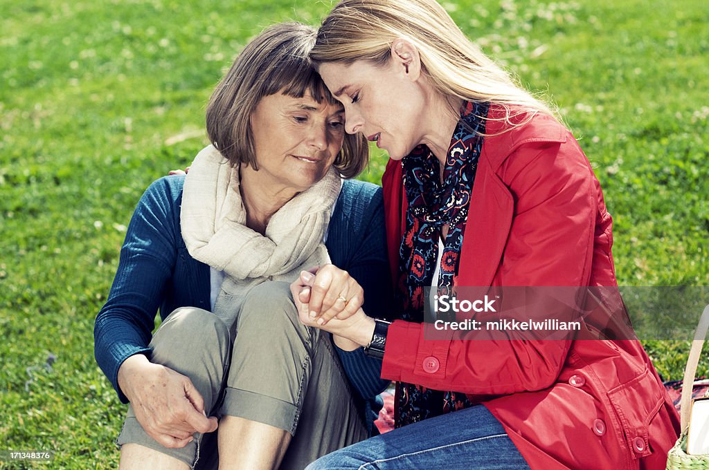 Мать и дочь поделиться взрослых Плохие новости - Стоковые фото Грусть роялти-фри