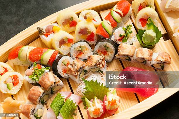 Bote De Sushi Foto de stock y más banco de imágenes de Aguacate - Aguacate, Alimento, Alimentos cocinados