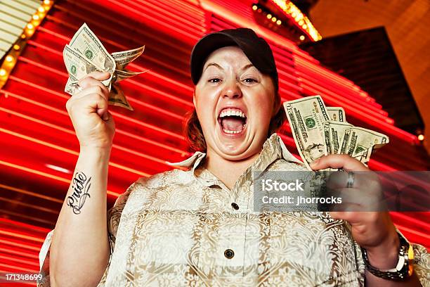 Glücklichen Gewinner Mit Bargeld Stockfoto und mehr Bilder von Gewinnen - Gewinnen, Kasino, Lichtquelle