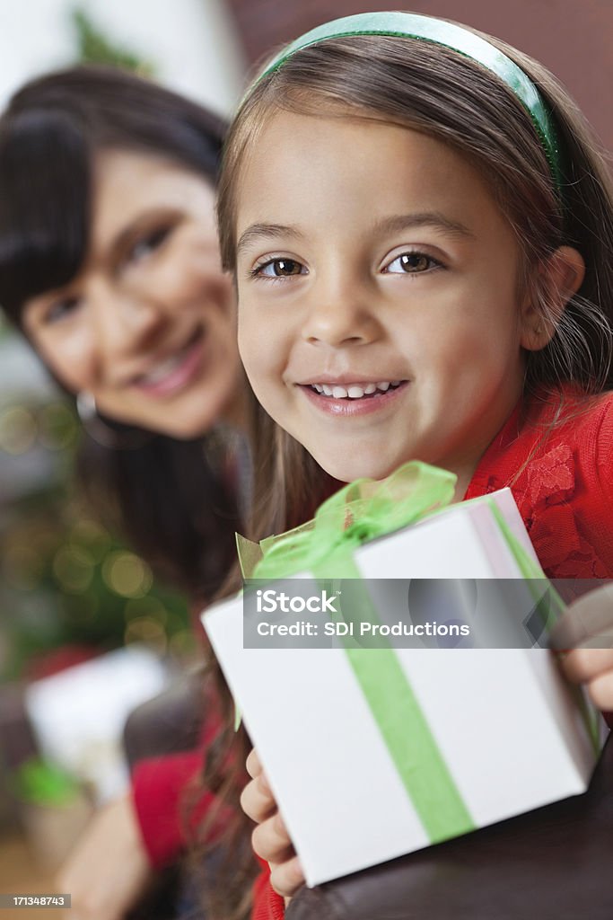 Hübsches kleines Mädchen öffnen Weihnachtsgeschenk mit Mama - Lizenzfrei Alleinerzieherin Stock-Foto