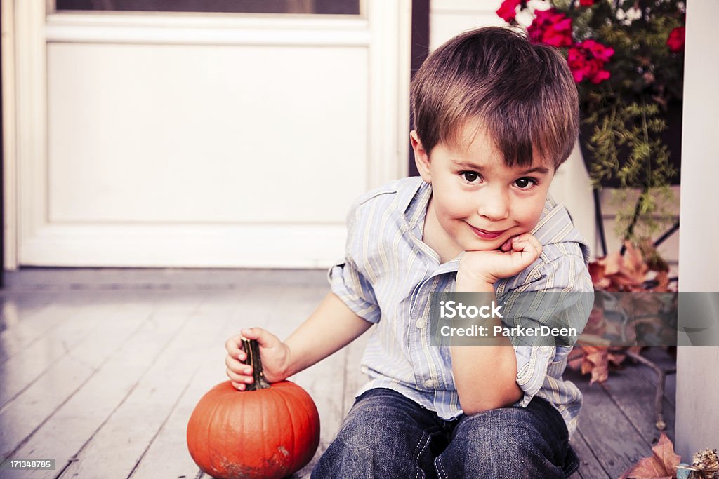 小さな男の子に座る Pumpkin-ステップでヴィンテージを整えます。 - 1人のロイヤリティフリーストックフォト