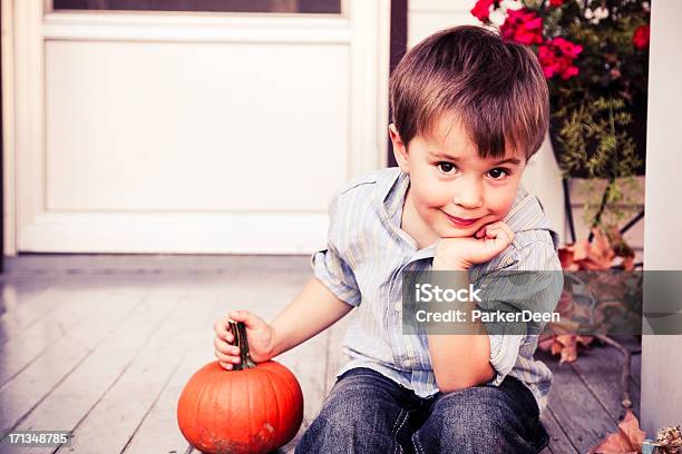 小さな男の子に座る Pumpkinステップでヴィンテージを整えます - 1人のストックフォトや画像を多数ご用意 - 1人, 2歳から3歳, アウトフォーカス