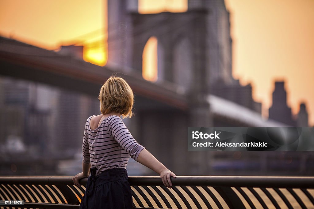 Молодая женщина, глядя на город Нью-Йорк - Стоковые фото Нью-Йорк роялти-фри