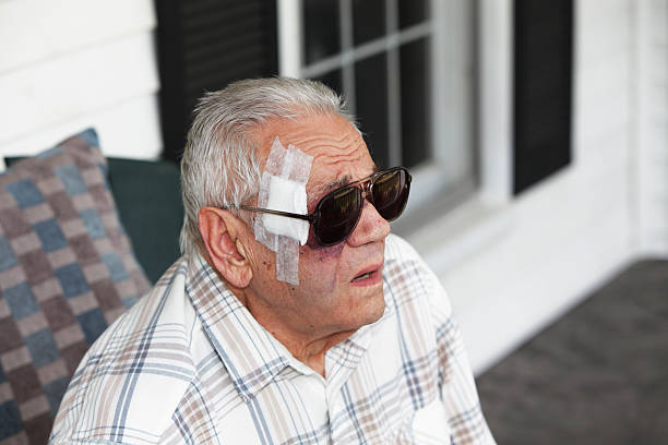 senior hombre con bandaged head - pain human eye senior adult men fotografías e imágenes de stock