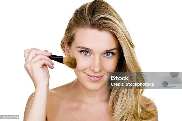 Mujer Aplicar Colorete Foto de stock y más banco de imágenes de Bronceado - Bronceado, Maquillaje, 20 a 29 años