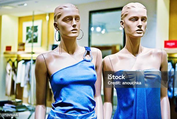 S Mannequin En Tienda De Moda Foto de stock y más banco de imágenes de Adulto - Adulto, Alta costura, Belleza