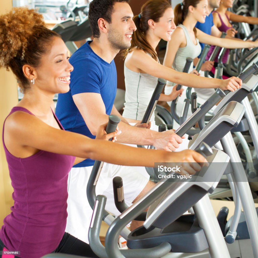 Personnes dans une salle de sport. - Photo de 25-29 ans libre de droits