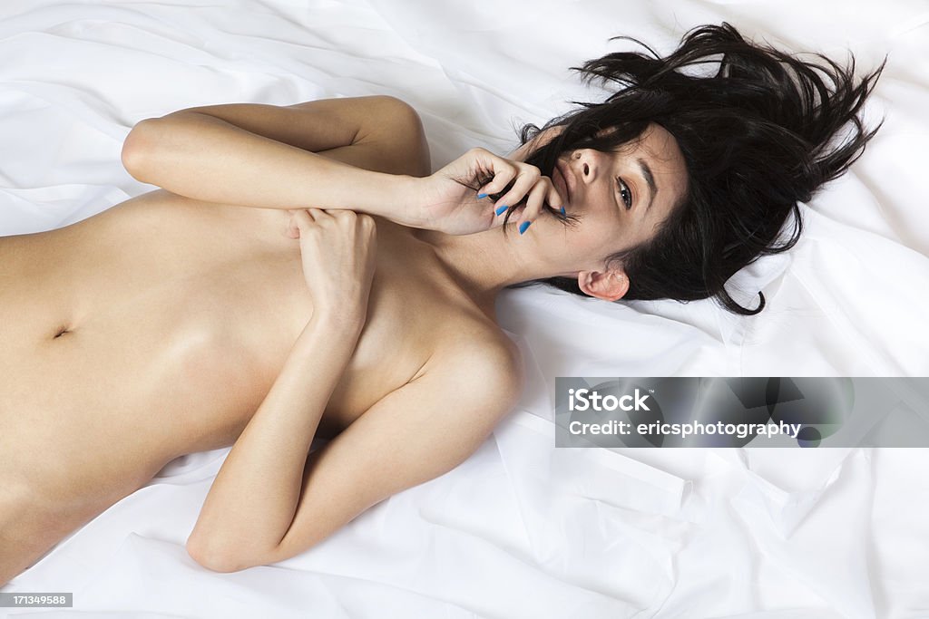 벌거벗은 여자아이 대기 침대 - 로열티 프리 20-29세 스톡 사진