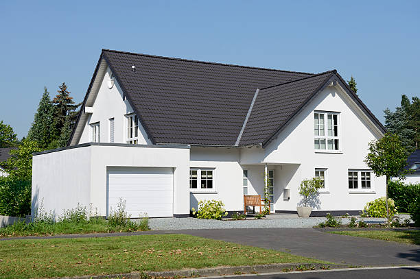 nueva una familia casa con garaje - house detached house garage outdoors fotografías e imágenes de stock