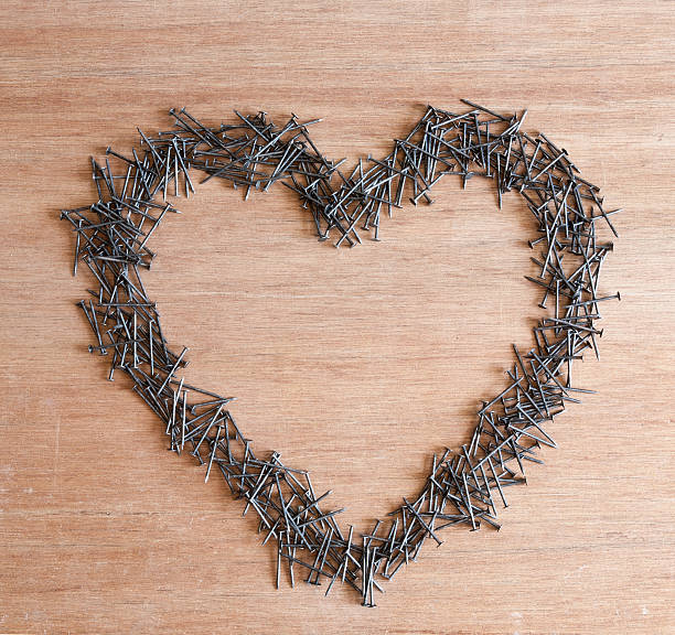 день святого валентина сердце выполнены с гвоздями - wood rustic close up nail стоковые фото и изображения