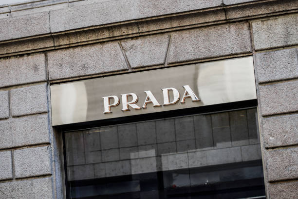 prada ladenschild im stadtzentrum von mailand - clothing store store prada outdoors stock-fotos und bilder