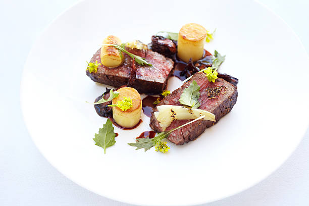 filet mignon con patate con glassa in porto di riduzione - steak plate gourmet beef foto e immagini stock