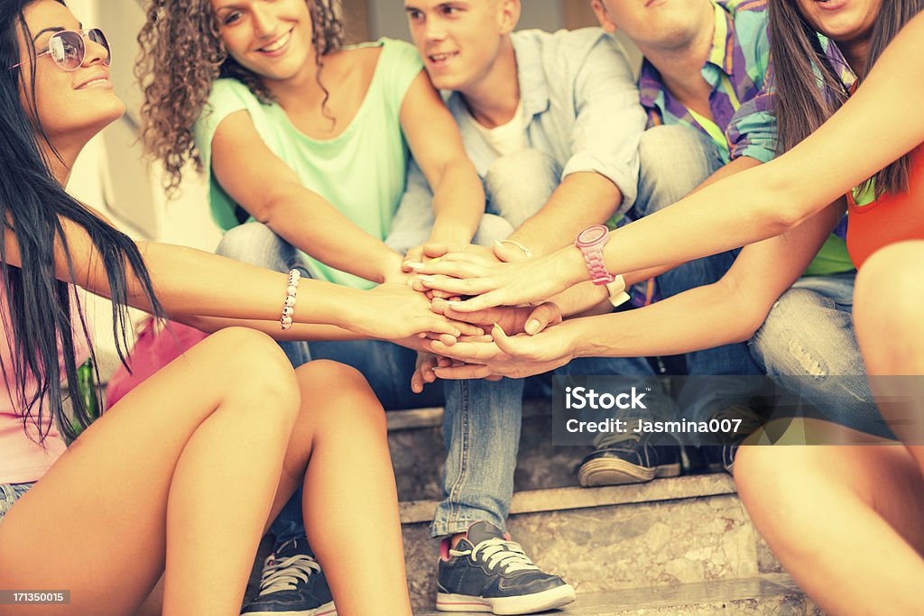 Jovens amigos mostrando a unidade com as Mãos Juntas - Royalty-free Abraçar Foto de stock