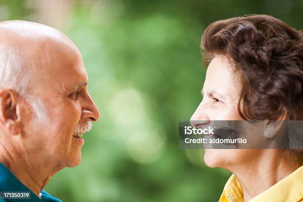 年配のカップルに笑うの - 2人のストックフォトや画像を多数ご用意 - 2人, 70代, 80代