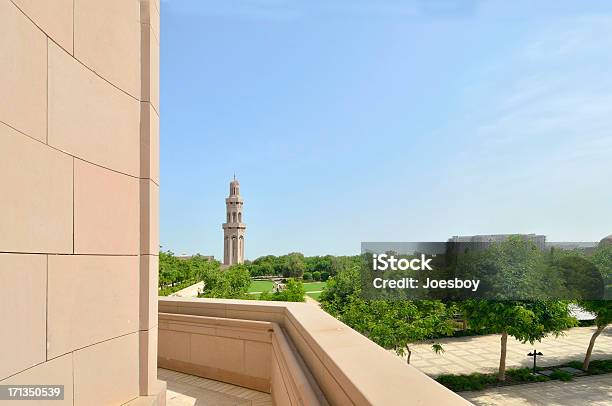 Grande Moschea Di Muscat Giardini E Minareto Skyline - Fotografie stock e altre immagini di Albero