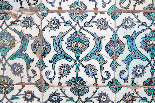 Old tiles in iznik style can be found all over the old town of Istanbul