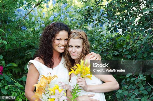 Zwei Lächelnd Braut Umarmen Im Garten Stockfoto und mehr Bilder von Hochzeit - Hochzeit, Lesbe, Paar - Partnerschaft