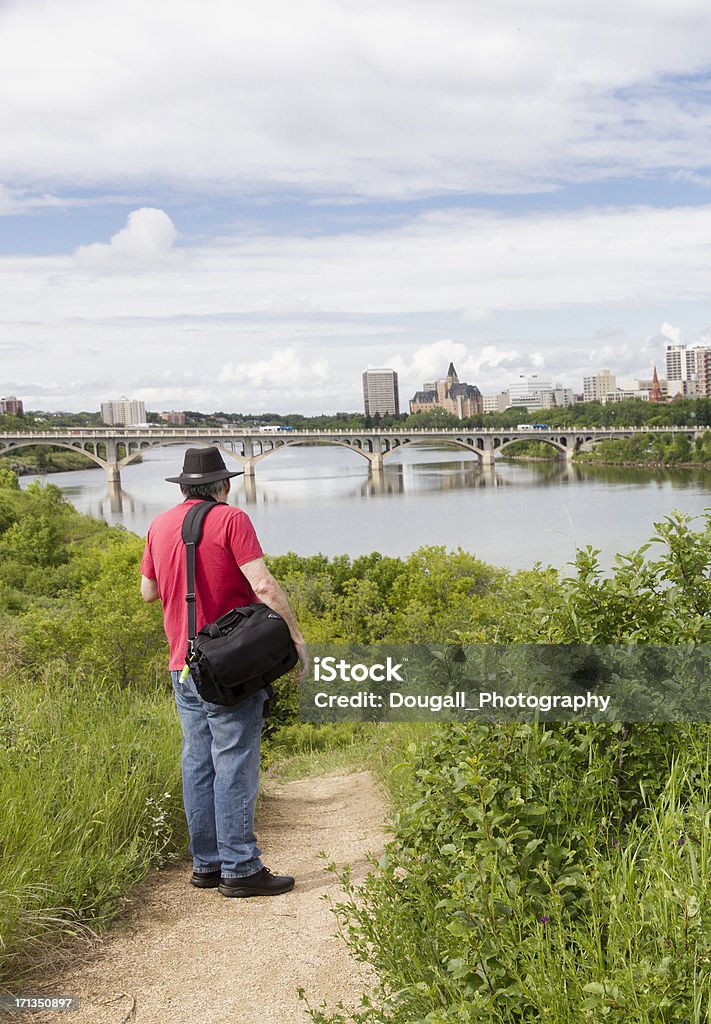 Fotografo in piedi vicino al Fiume Saskatchewan del sud di Saskatoon - Foto stock royalty-free di Natura