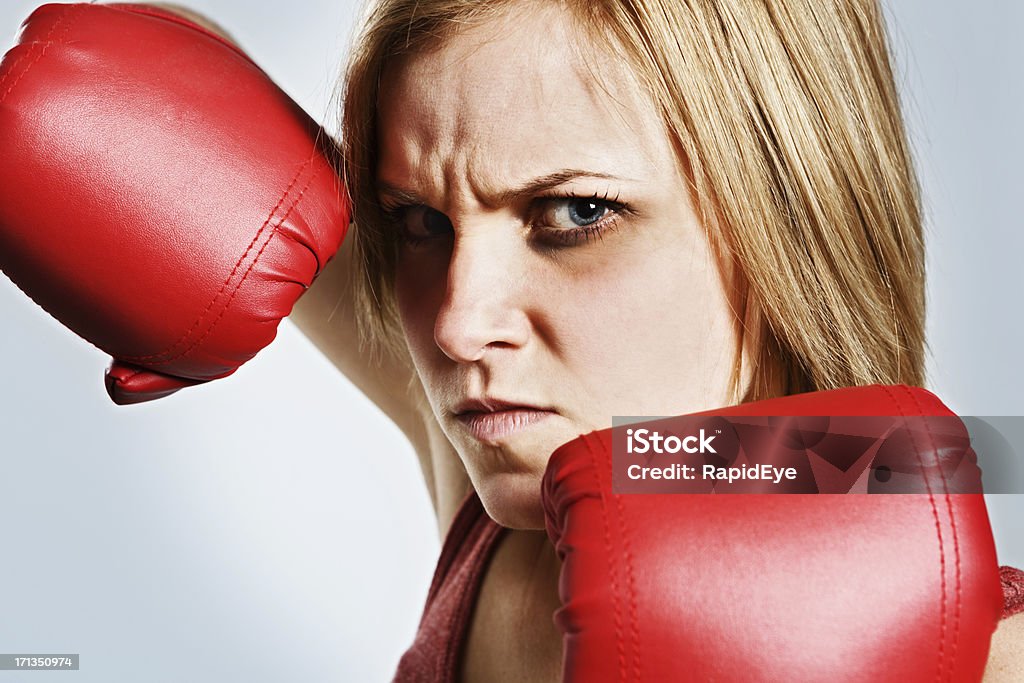 Loira jovem fêmea boxer com ferida Olho-bocados angrily - Royalty-free 20-29 Anos Foto de stock