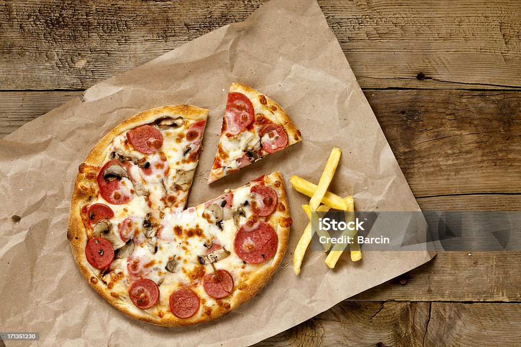 pizza appena sfornata - Foto stock royalty-free di Patatine fritte