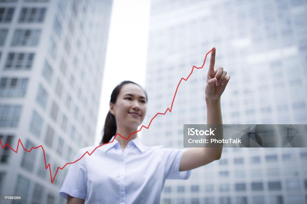 ビジネスの女性の図面、成長チャート-XXXL - チャート図のロイヤリティフリーストックフォト