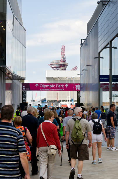 os jogos olímpicos de londres 2012 espectadores na entrada do parque - sports event volunteer london england olympic park - fotografias e filmes do acervo