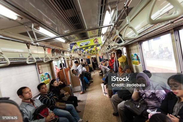 Foto de Pessoas Em Um Trem Em Jacarta Indonésia e mais fotos de stock de Jacarta - Jacarta, Hora do Rush, Passageiro diário