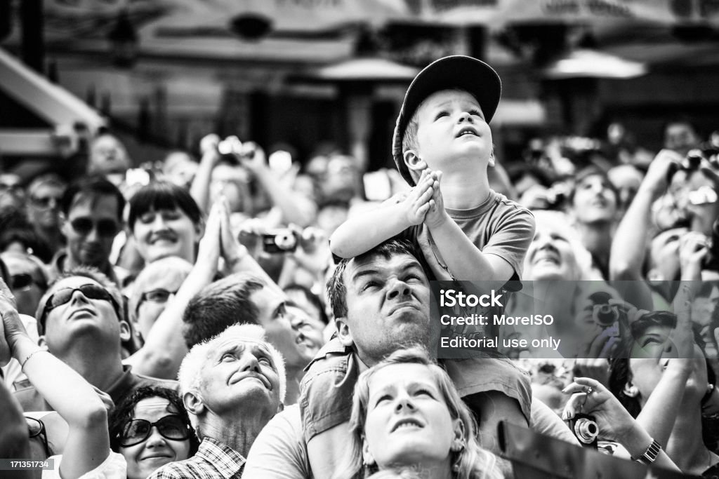Folla, i turisti a Praga - Foto stock royalty-free di Bambino