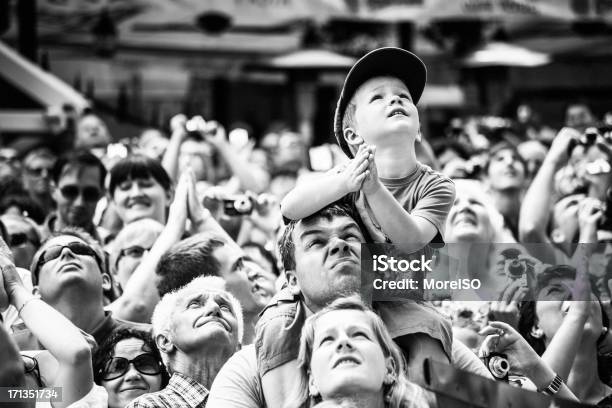 Folla I Turisti A Praga - Fotografie stock e altre immagini di Bambino - Bambino, Folla, Padre