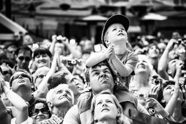 방문객으로 북적이는, 프라하 - tourist day prague crowd 뉴스 사진 이미지