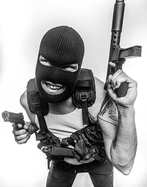 noir et blanc, gros plan des terroristes souriant à la caméra - black ops photos et images de collection